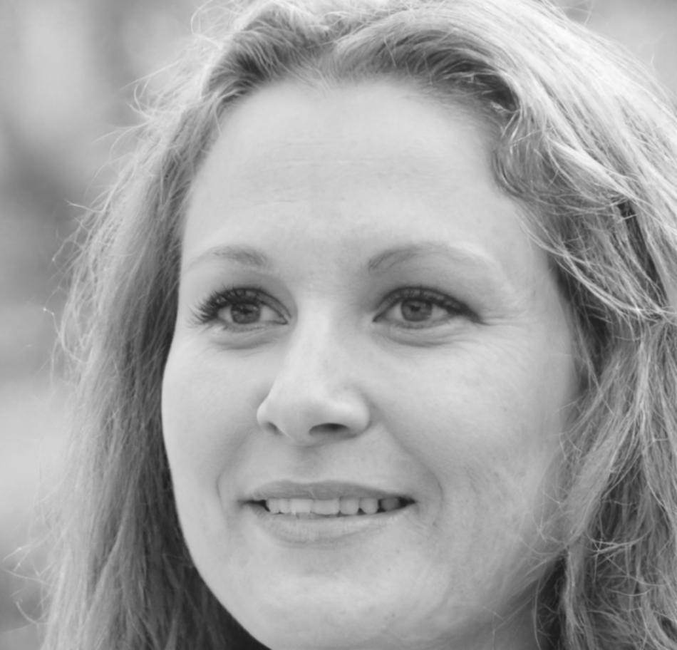 Portrait de Nora Beaumont, formatrice en négociation financière