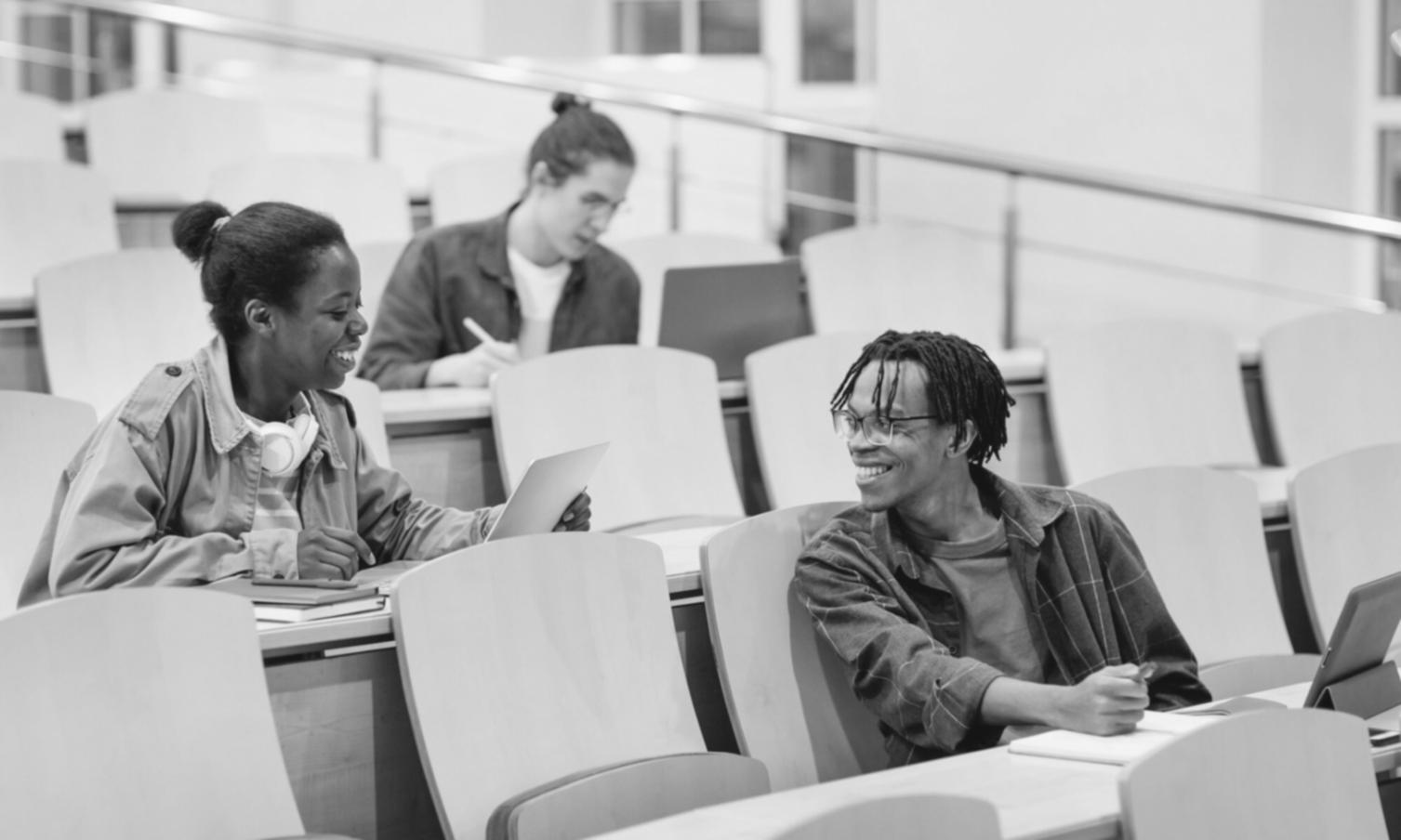 Professionnel analysant des données financières dans un environnement moderne